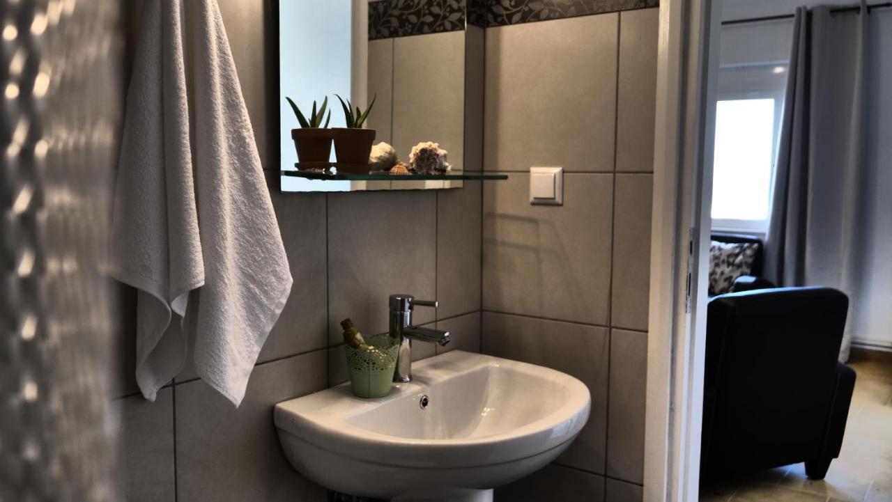 Thea Apartment Aγία Μαρίνα Εξωτερικό φωτογραφία